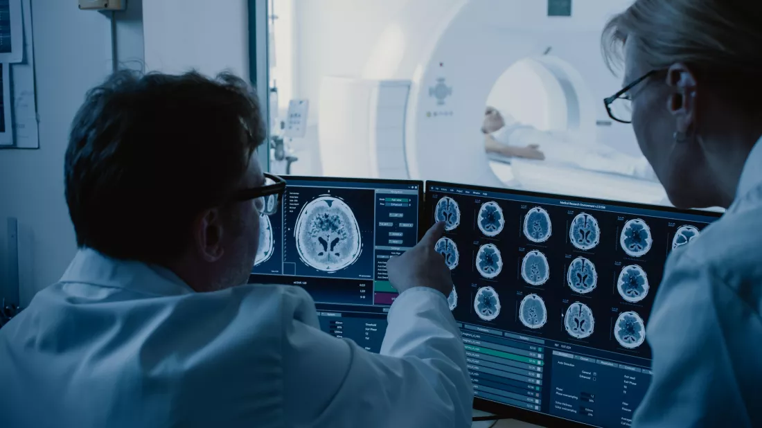 doctor-lab-looking-ct-scan-screen